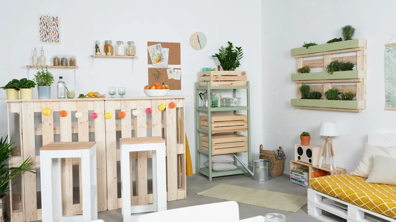 Un angolo accogliente con mobili con pallet fai da te: bancone bar, sgabelli, scaffali e fioriere verticali.