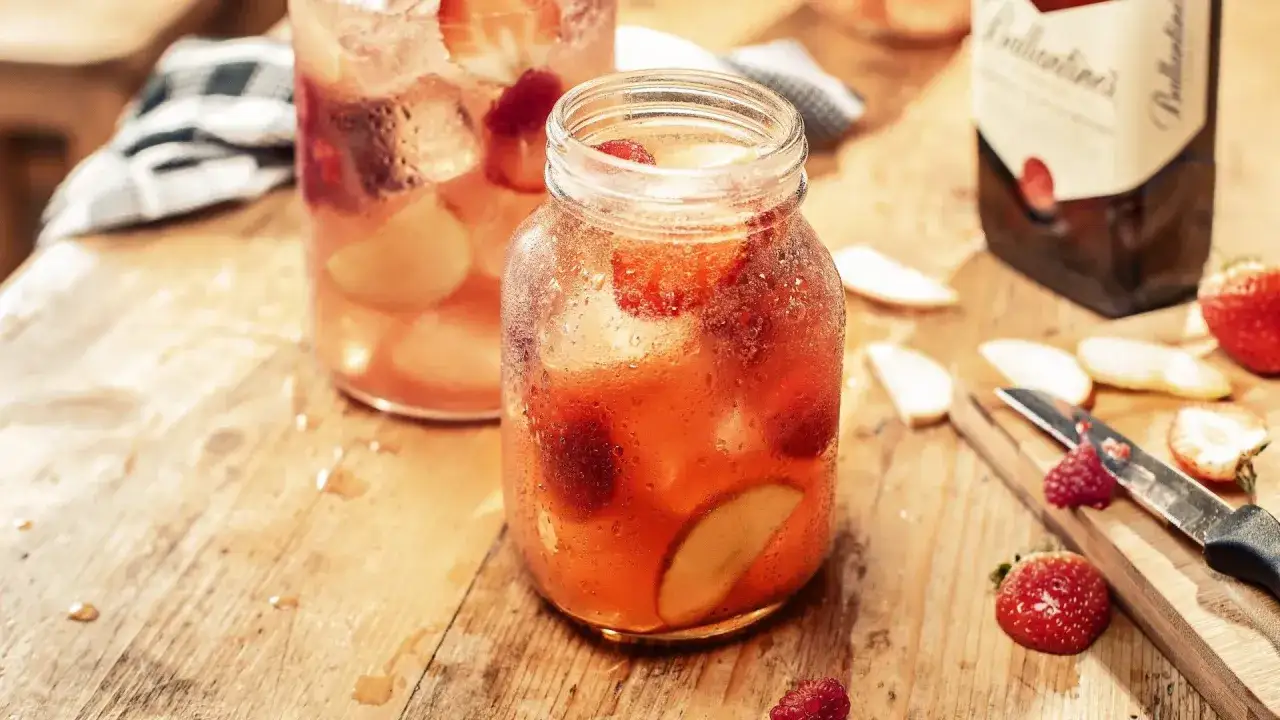 Orzeźwiające drinki z balantajsa z truskawkami i jabłkiem, gotowe do degustacji.