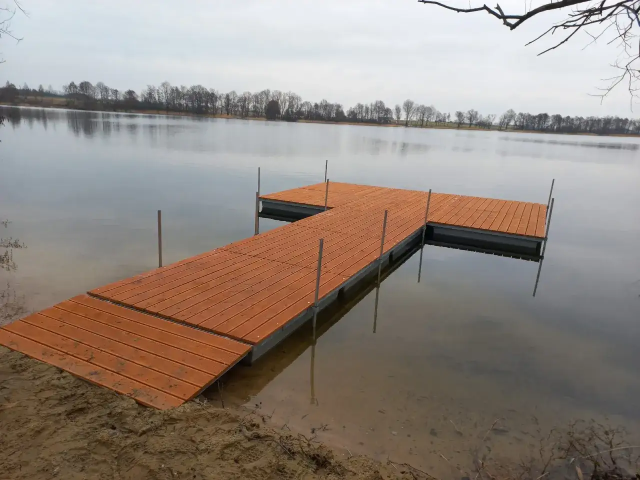Nowy, drewniany pomost na stawie, idealny do relaksu nad wodą. Prosty sposób, jak zrobić pomost na stawie.
