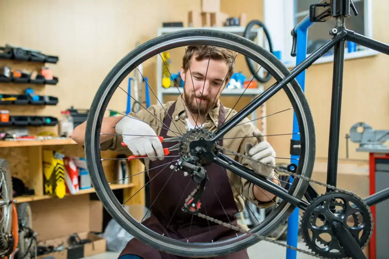 Mechanik w białych rękawiczkach dokonuje precyzyjnych momentów dokręcania śrub w rowerze, dbając o każdy detal.