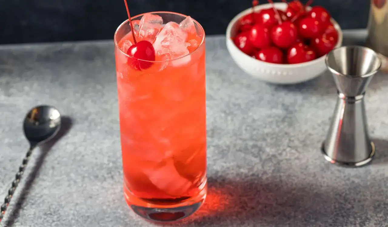 eleganckie drinki z sokiem z granatu na stole