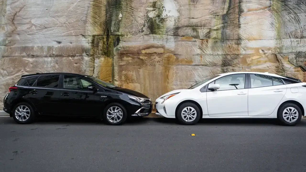 Toyota Prius vs Auris Hybrid comparison