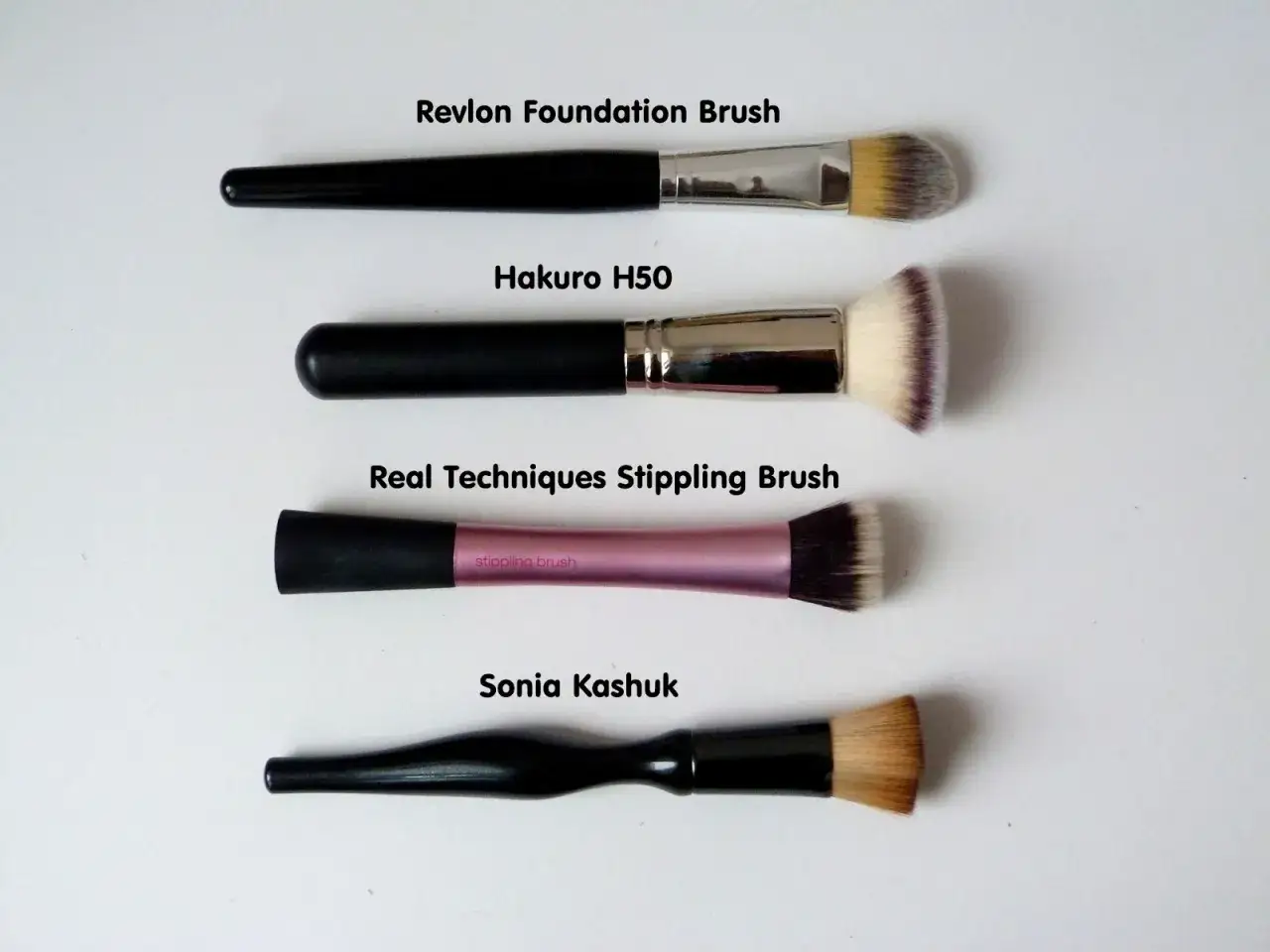 Porównanie pędzli do podkładu: Revlon, Hakuro H50, Real Techniques i Sonia Kashuk. Jaki pędzel do podkładu wybrać?