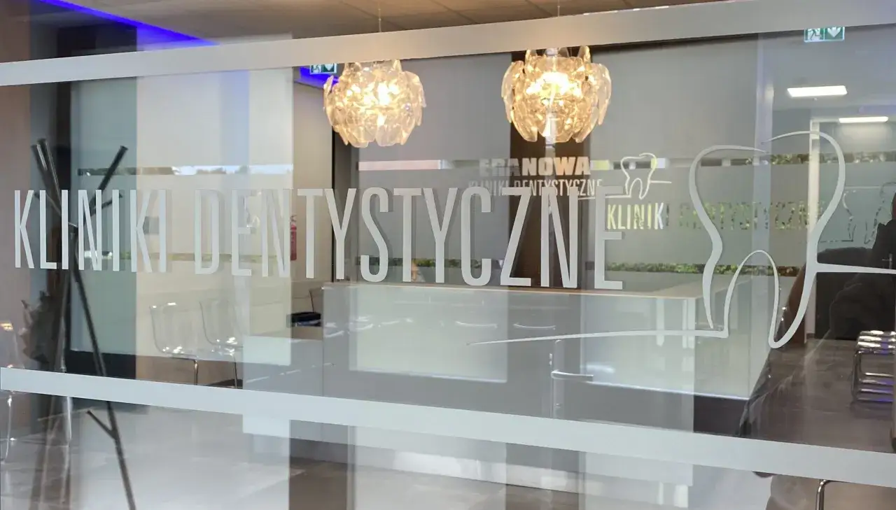 Szyba z napisem
