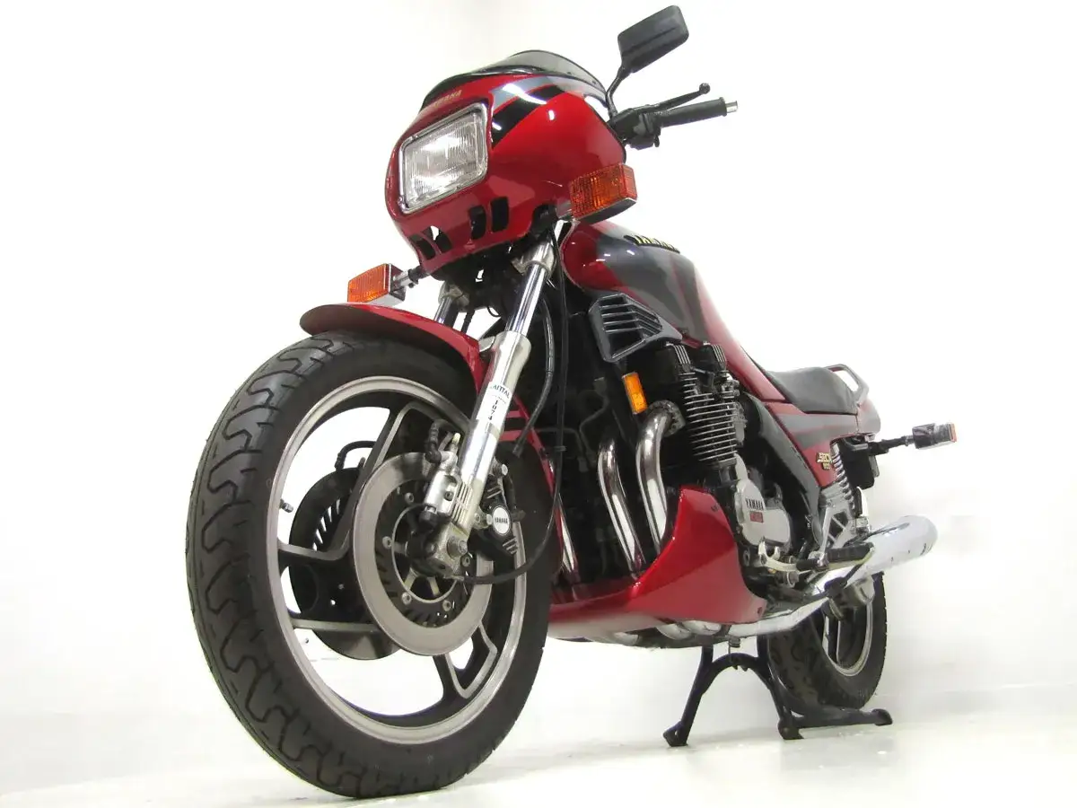 Czerwony motocykl Yamaha XJ 900 z lat 80. z charakterystycznym przednim owiewką i silnikiem.