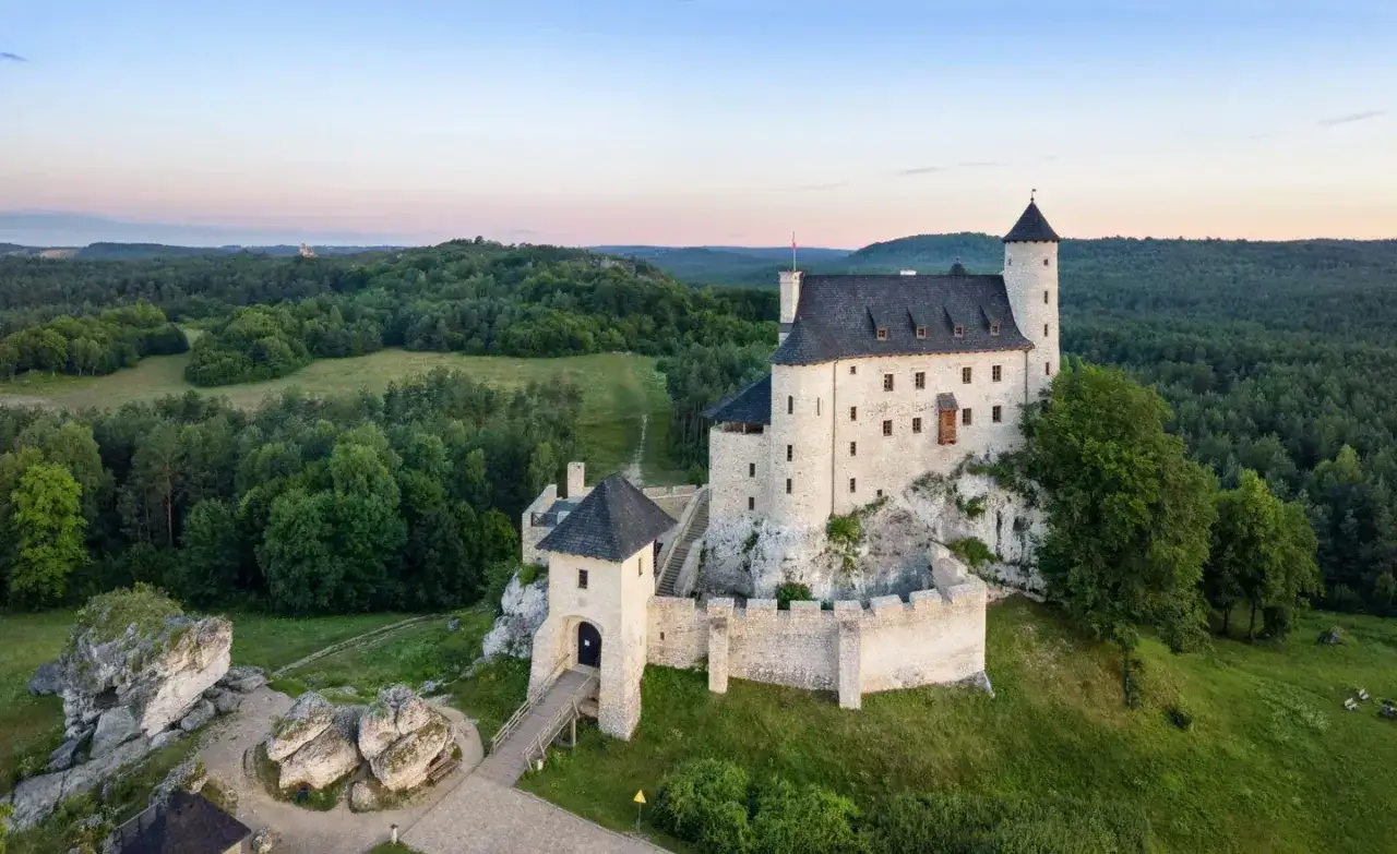 Zamek Bobolice, perła Jury, wznosi się na skale pośród zielonych lasów.