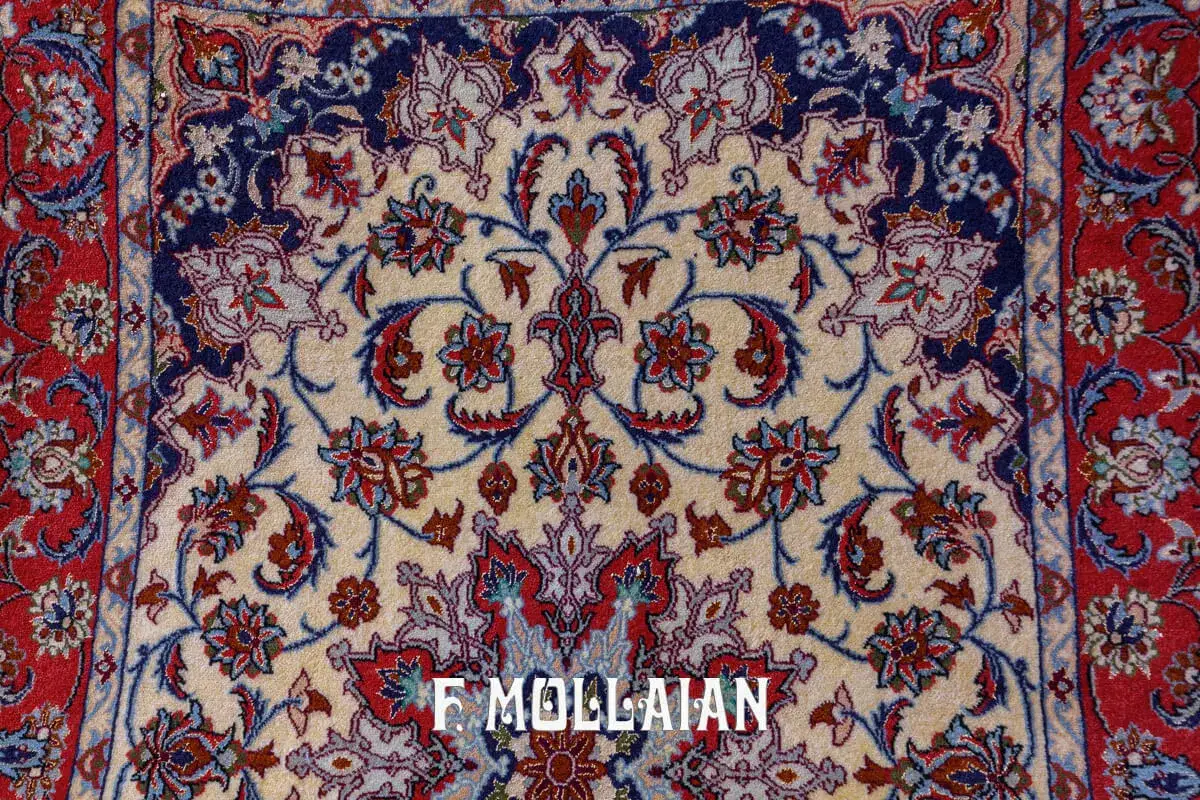 Dettaglio di un **Isfahan tappeto** con motivi floreali intricati in blu, rosso e crema.