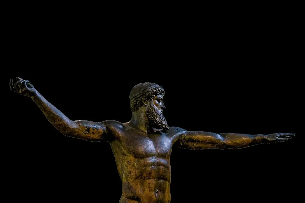 Bronzestatue eines b&auml;rtigen Mannes mit erhobenen Armen, die an Zeus in der griechischen Mythologie erinnert.