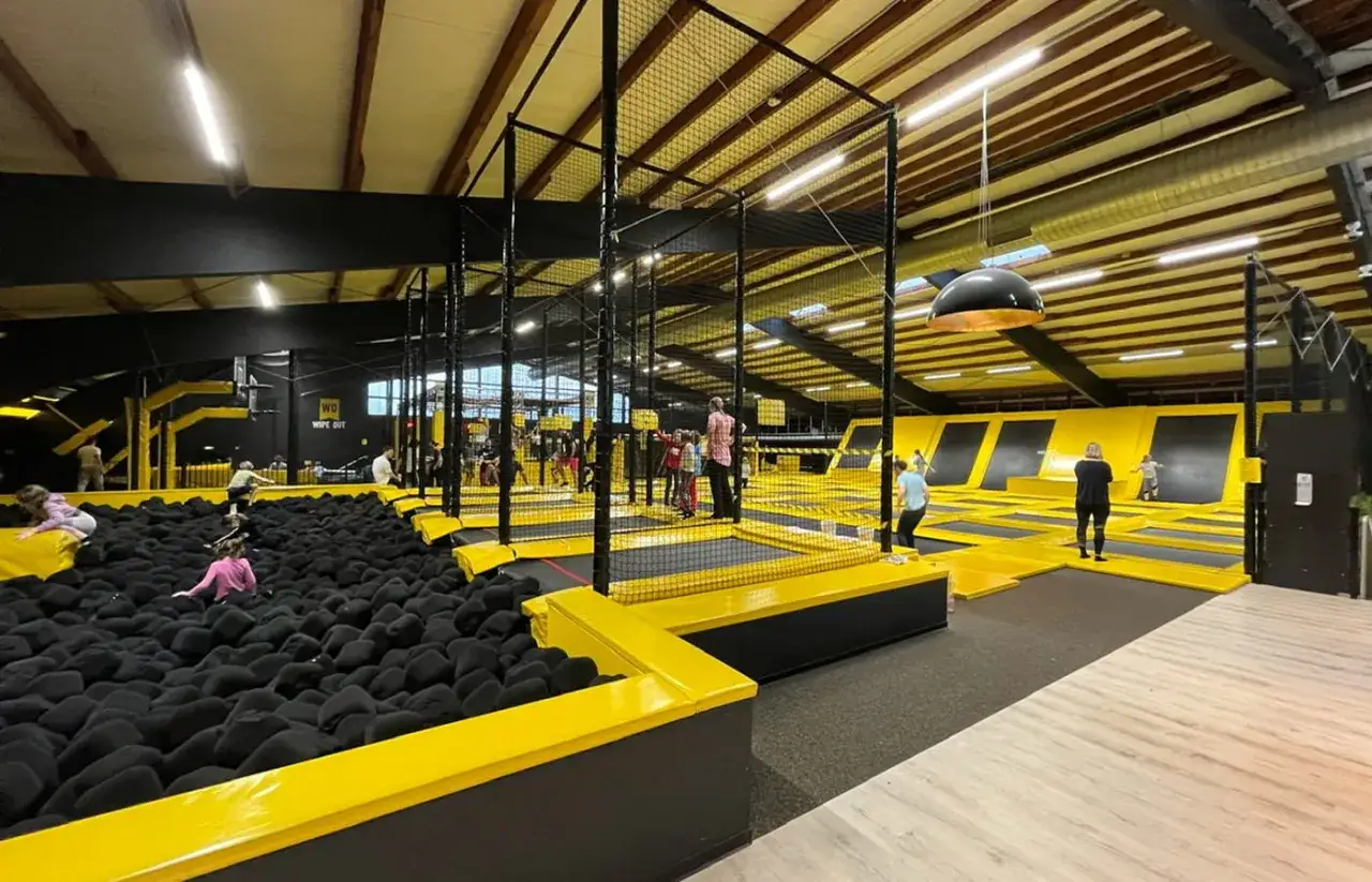 Bunte Sprungbuden in Heidelberg: Kinder und Erwachsene haben Spa&szlig; auf Trampolinen und im Schaumstoffbad. Tolle sprungbude heidelberg fotos!
