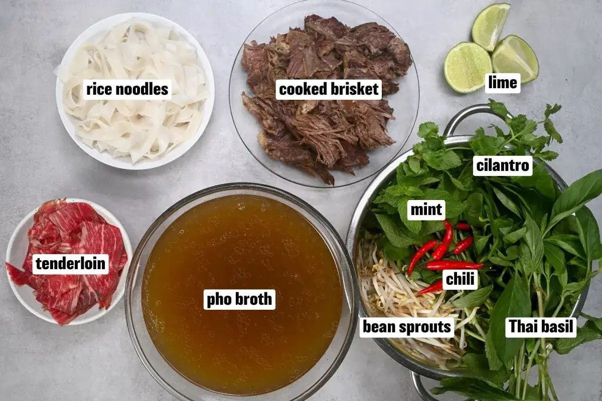 Ingredienser f&ouml;r pho recept: risnudlar, m&ouml;rtk&ouml;tt, br&ouml;stk&ouml;tt, pho buljong, b&ouml;ngroddar, chili, lime, koriander, mynta och thail&auml;ndsk basilika.