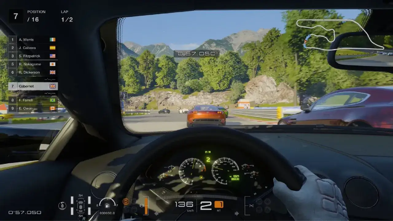 Widok z kokpitu w grze wyścigowej, przypominającej Gran Turismo 7 na Xbox. Kierowca ściga się po malowniczej trasie.