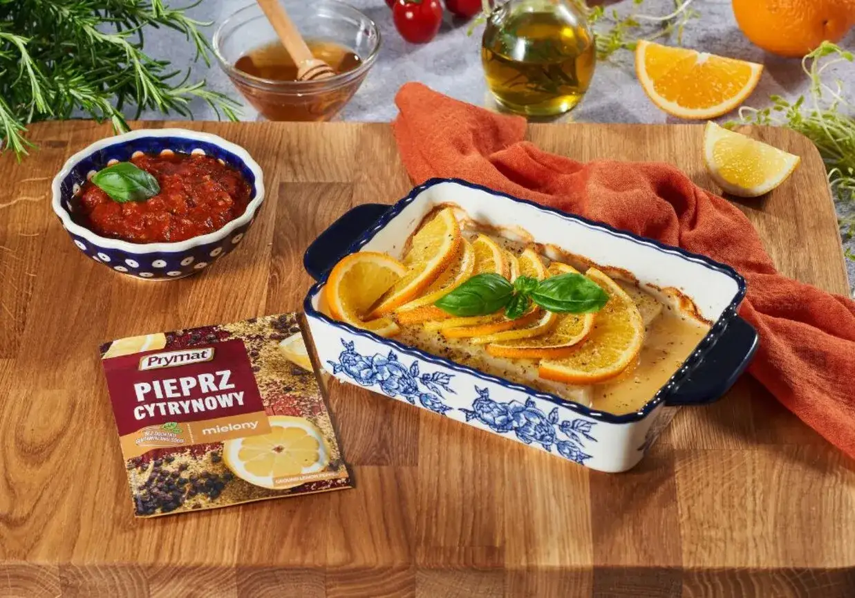 Pyszny halibut z pomarańczą i bazylią, idealny halibut przepis. Obok sos pomidorowy i pieprz cytrynowy.