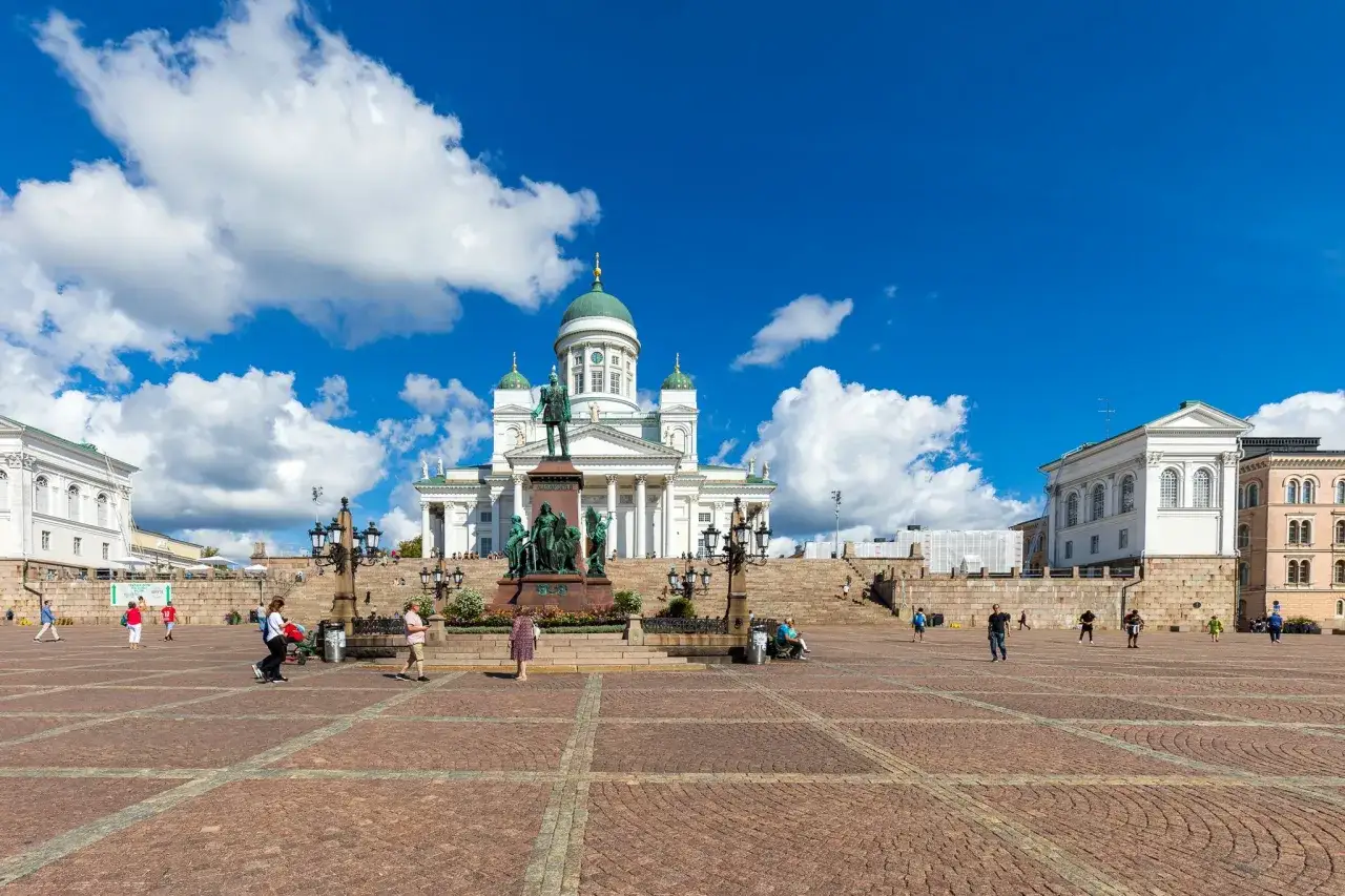 Plac Senacki w Helsinkach z Katedrą i pomnikiem. Jedna z gł&oacute;wnych helsinki atrakcje, idealna na spacer.