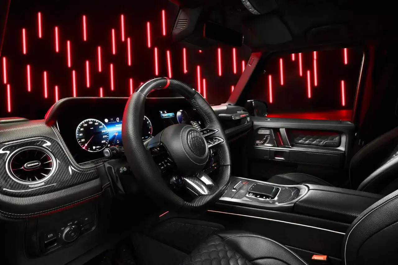 Wnętrze luksusowego Brabus G-klasy, gdzie każdy detal krzyczy