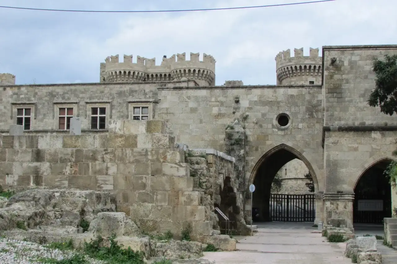 Kamienne mury i wieże, świadkowie bogatej rodos historii, w tym Pałac Wielkich Mistrzów.