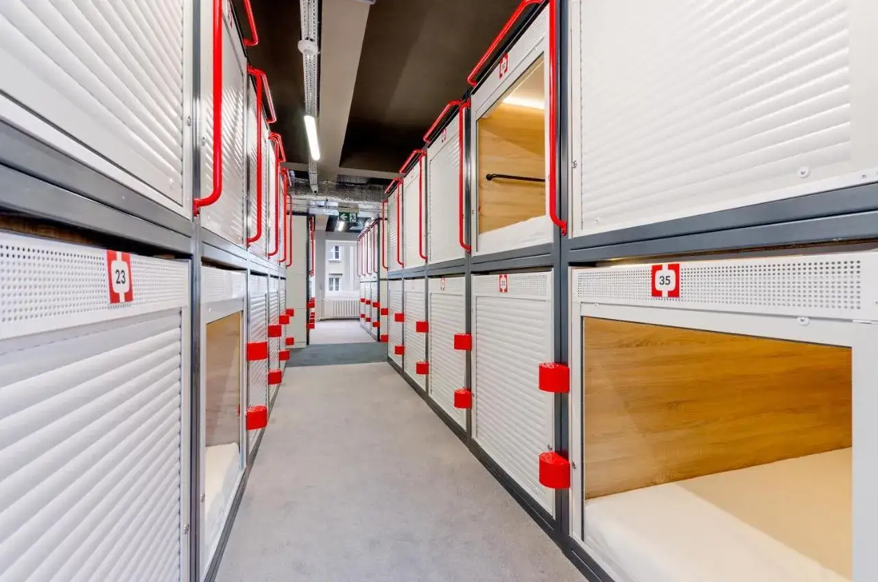 Kapsuła Hostel Dowcip 4 Warszawa wnętrze