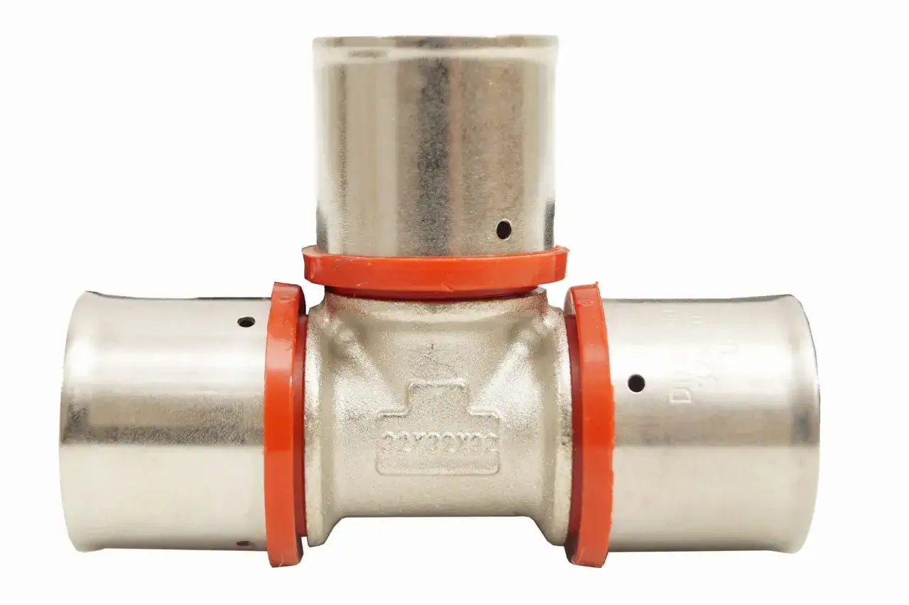 Metalowy trojnik z czerwonymi pierścieniami, idealny do połączeń hydraulicznych.