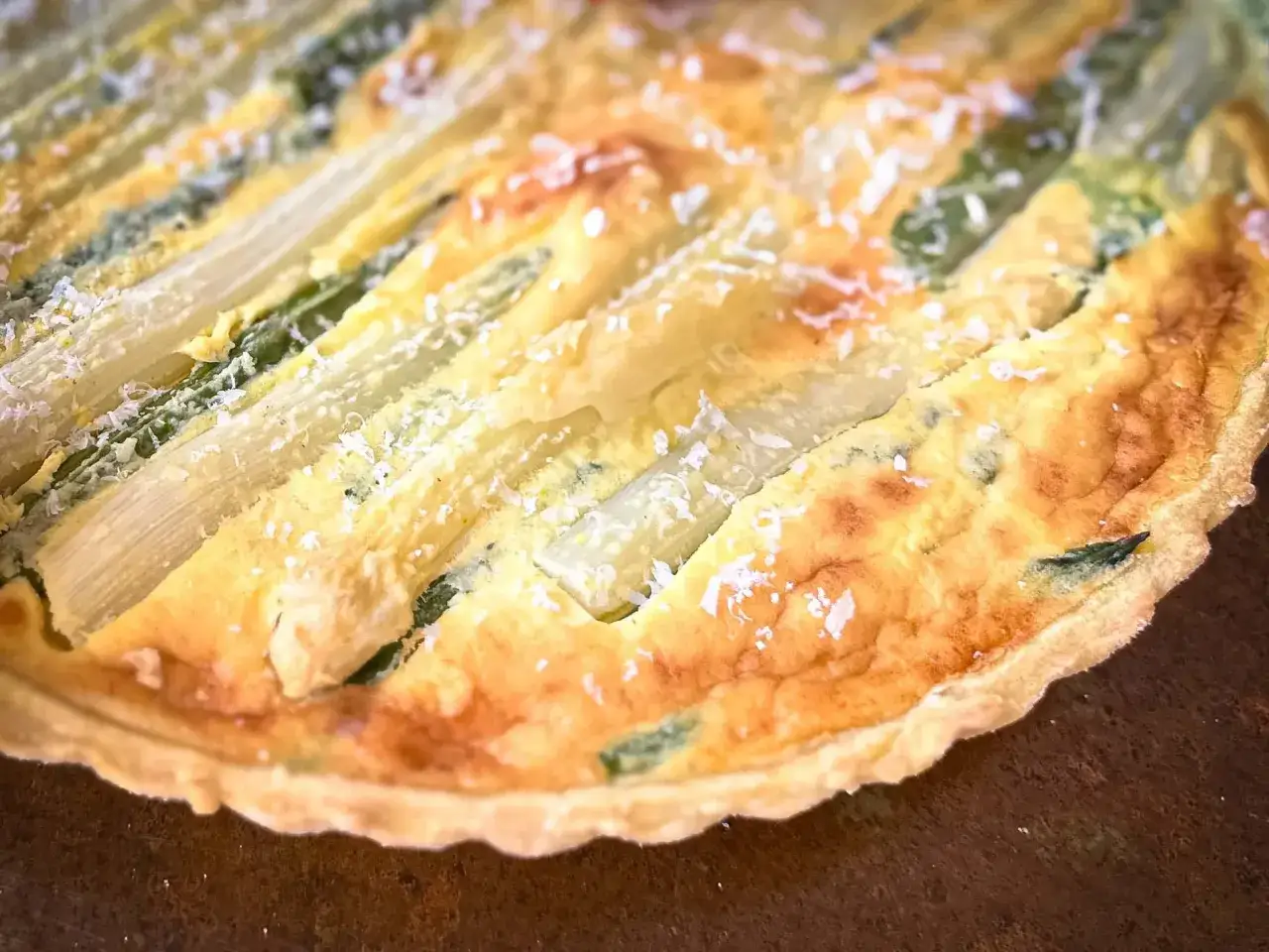 Quiche mit Spargel, frisch gebacken und mit K&auml;se bestreut. Ein Genuss f&uuml;r jeden Gaumen.