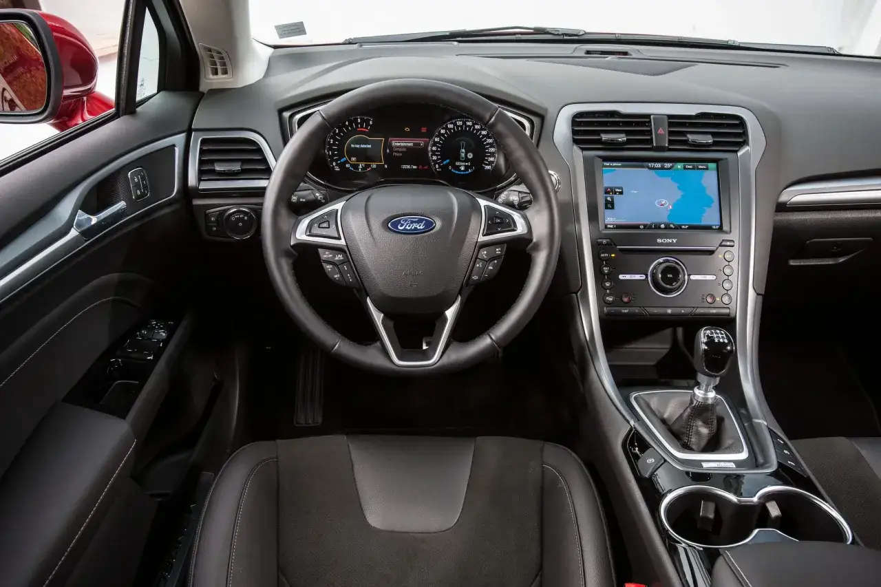Wnętrze Ford Mondeo MK6: kierownica, cyfrowe zegary, ekran multimediów Sony z nawigacją i dźwignia zmiany biegów.