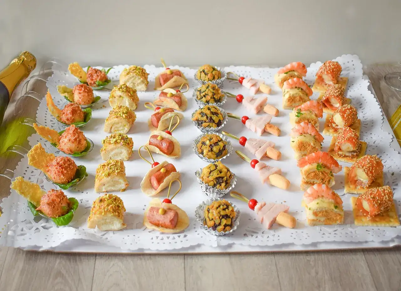 Bandeja de picoteo para cumpleaños: mini hot dogs, bolitas de pistacho, canapés de gambas y más. ¡Un festín barato y delicioso!