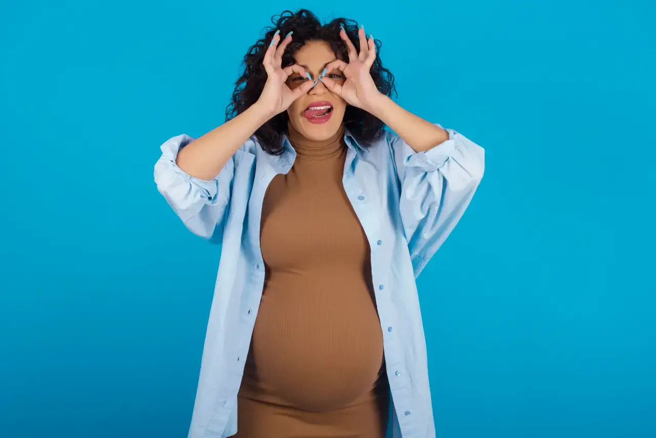 Femme enceinte, auto-entrepreneure, fait des grimaces, pr&ecirc;te pour son cong&eacute; maternit&eacute;.