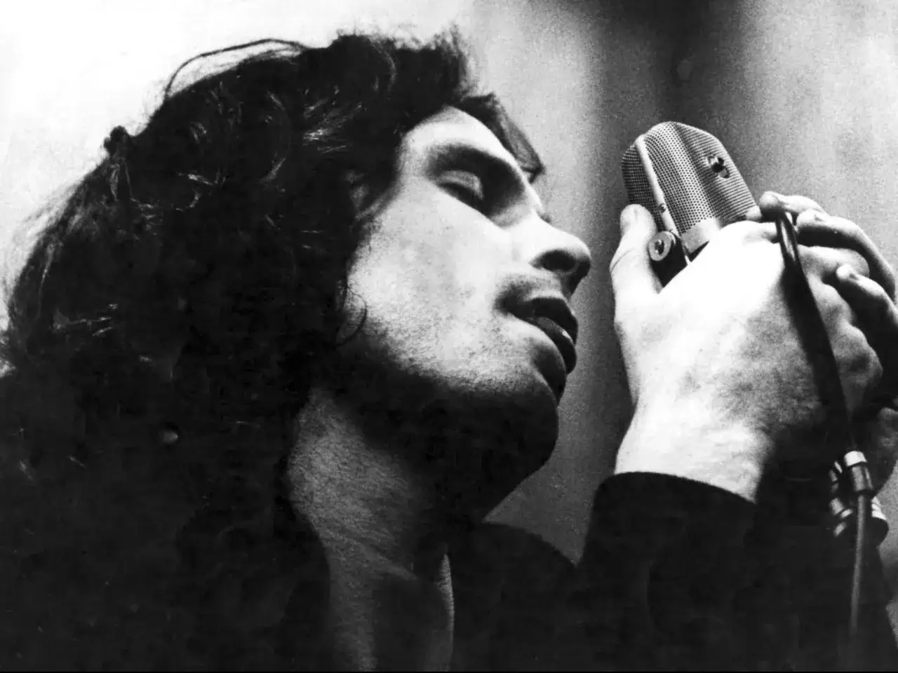 Jim Morrison śpiewa do mikrofonu. Czy Jim Morrison miał dzieci? To pytanie pozostaje bez odpowiedzi, podobnie jak wiele innych tajemnic związanych z legendą rocka.