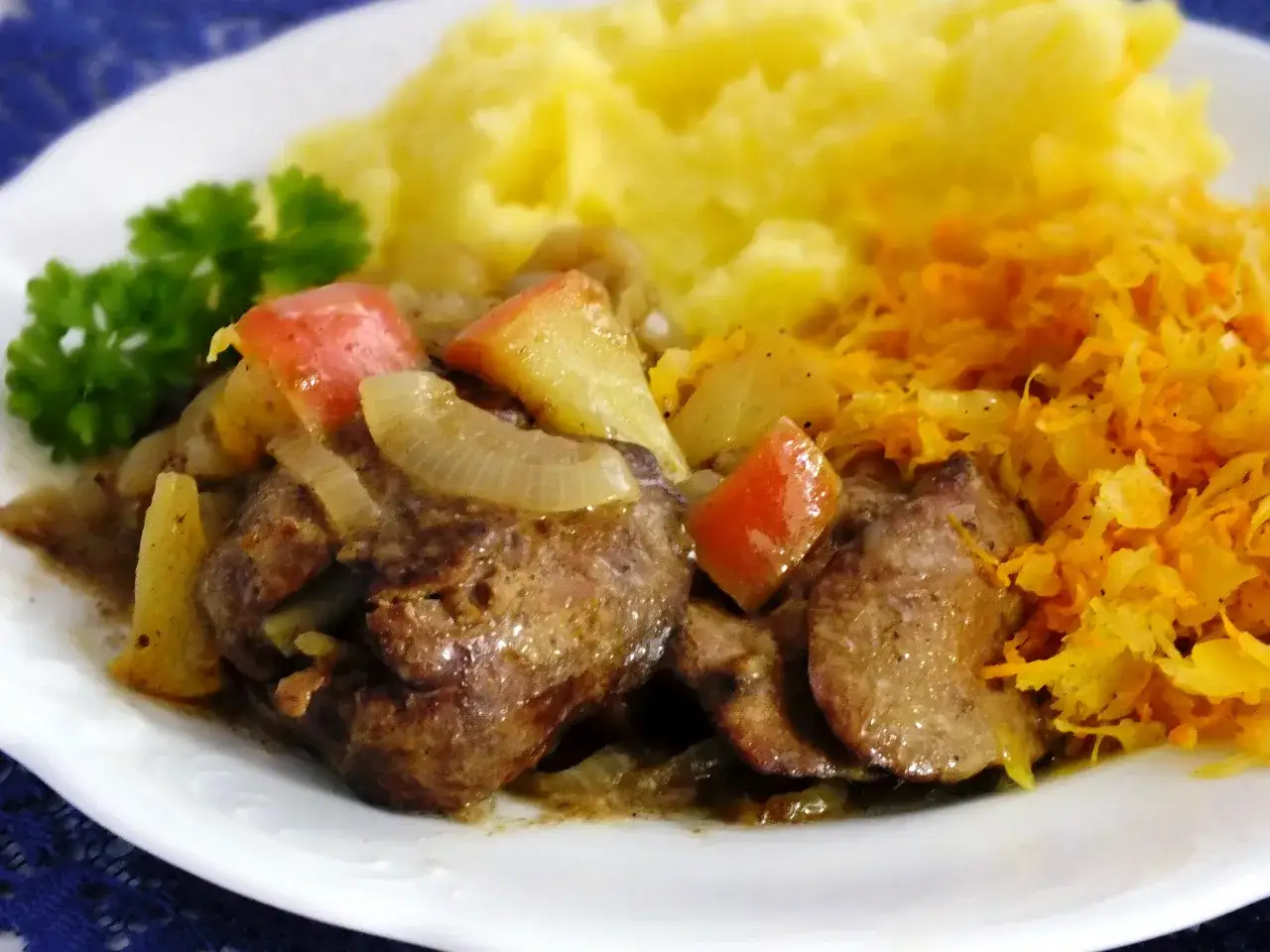 Watrobka drobiowa duszona z jabłkami i cebulą, podana z puree ziemniaczanym i surówką z marchewki. Pyszne przepisy na watrobke drobiowa!