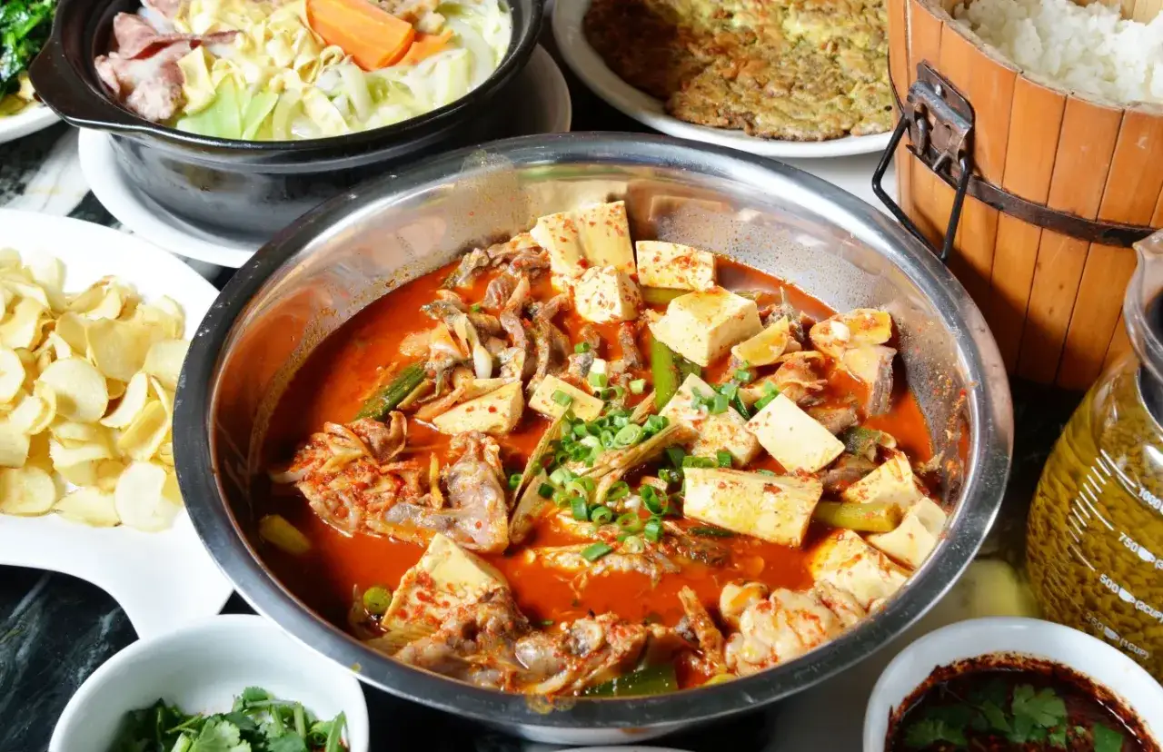 Gorąca zupa z rybą i tofu w pikantnym sosie. Czy zupa to obiad? Z pewnością tak, gdy jest tak sycąca!