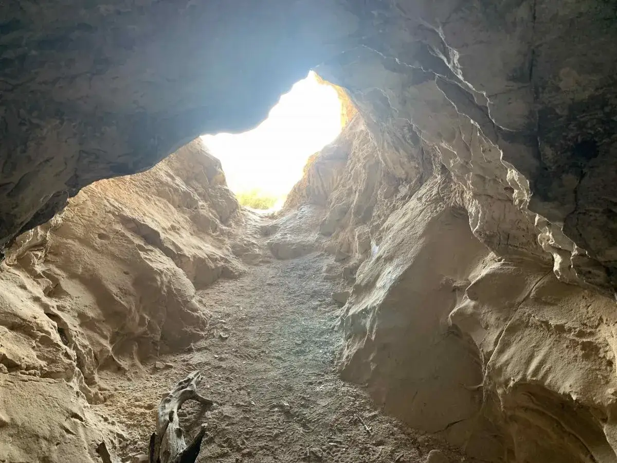 L'entr&eacute;e de la grotte de Saint Eucher s'ouvre sur une lumi&egrave;re vive, r&eacute;v&eacute;lant des parois rocheuses sculpt&eacute;es par le temps.
