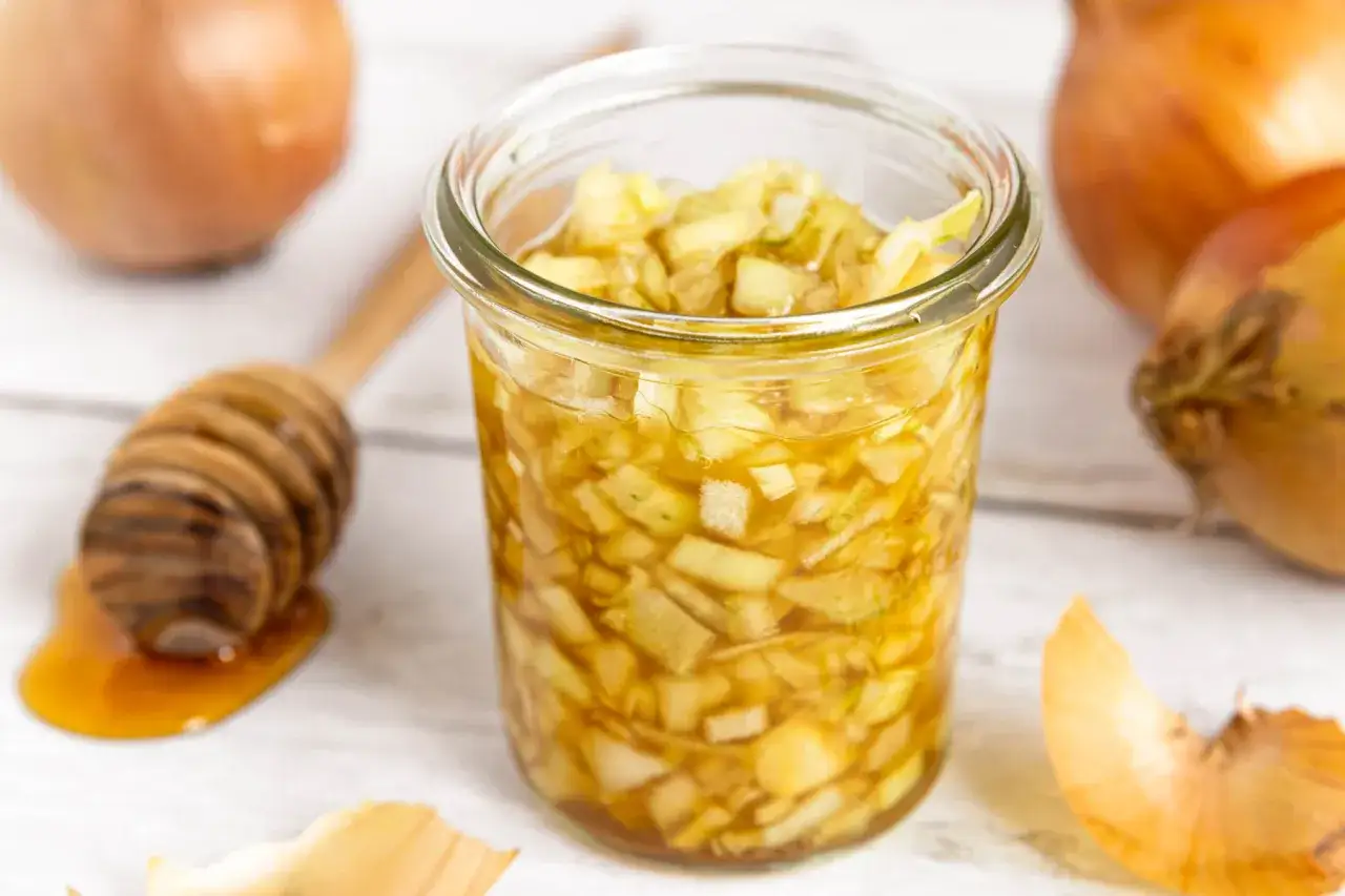 Hausgemachter Zwiebelsaft mit Honig, ein altes Hausmittel gegen Husten.