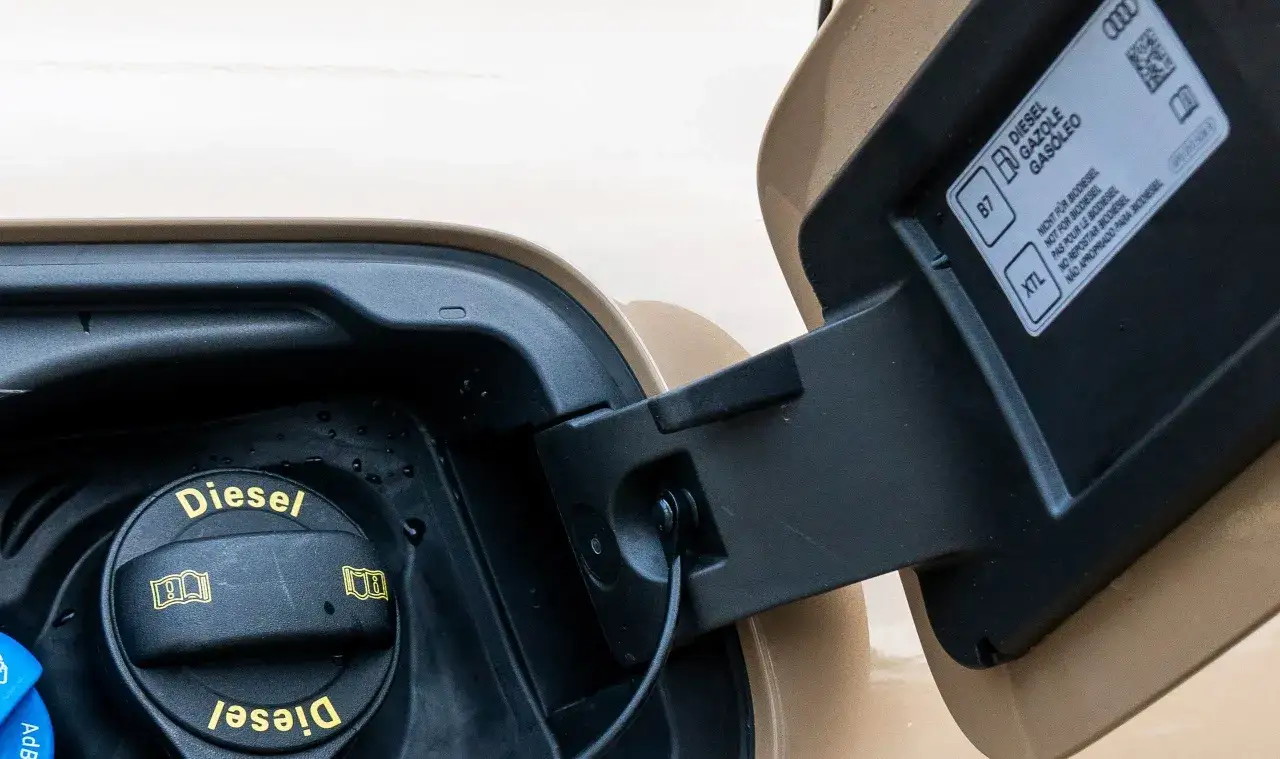 Diesel-tanklocket med varning för biodiesel. HVO100 nackdelar kan vara att det inte alltid är kompatibelt.