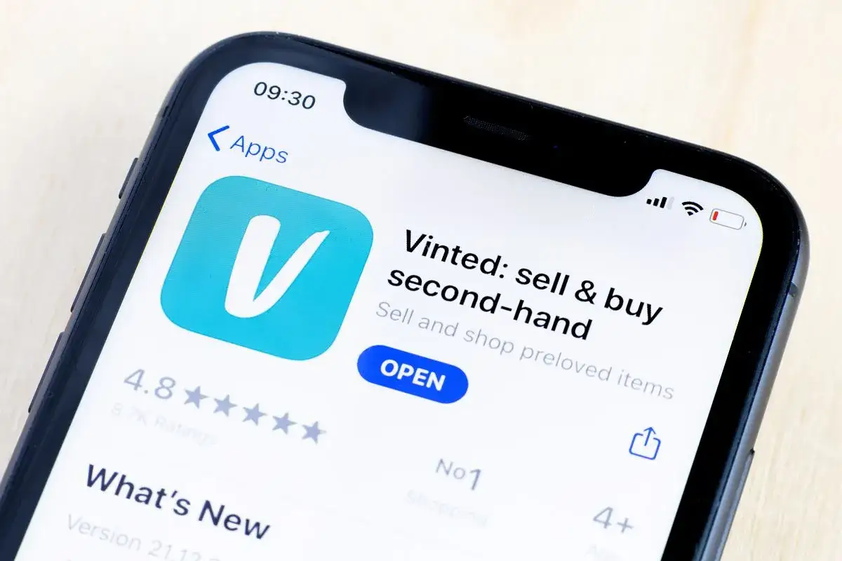 Ekran telefonu z aplikacją Vinted. Uważaj na nieuczciwego kupującego, który może zepsuć Ci zakupy.
