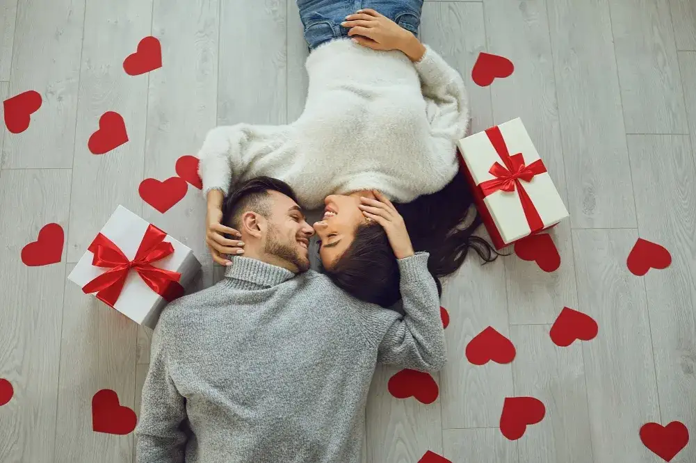 Romantyczna para celebrująca walentynki w oryginalny sposób