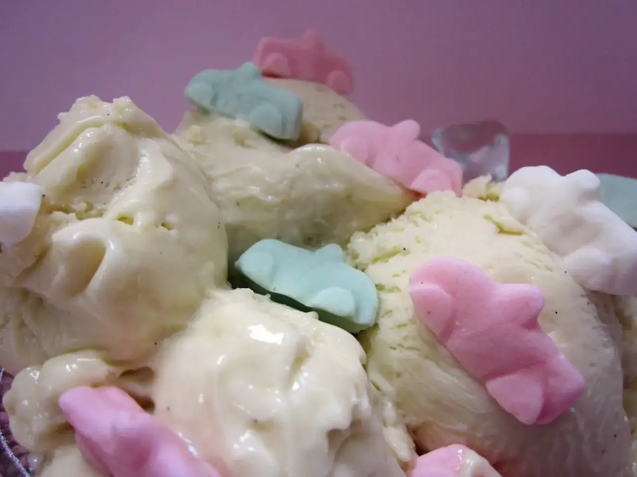 Vaniljglass med färgglada Ahlgrens bilar som dekoration. En söt och lekfull dessert!