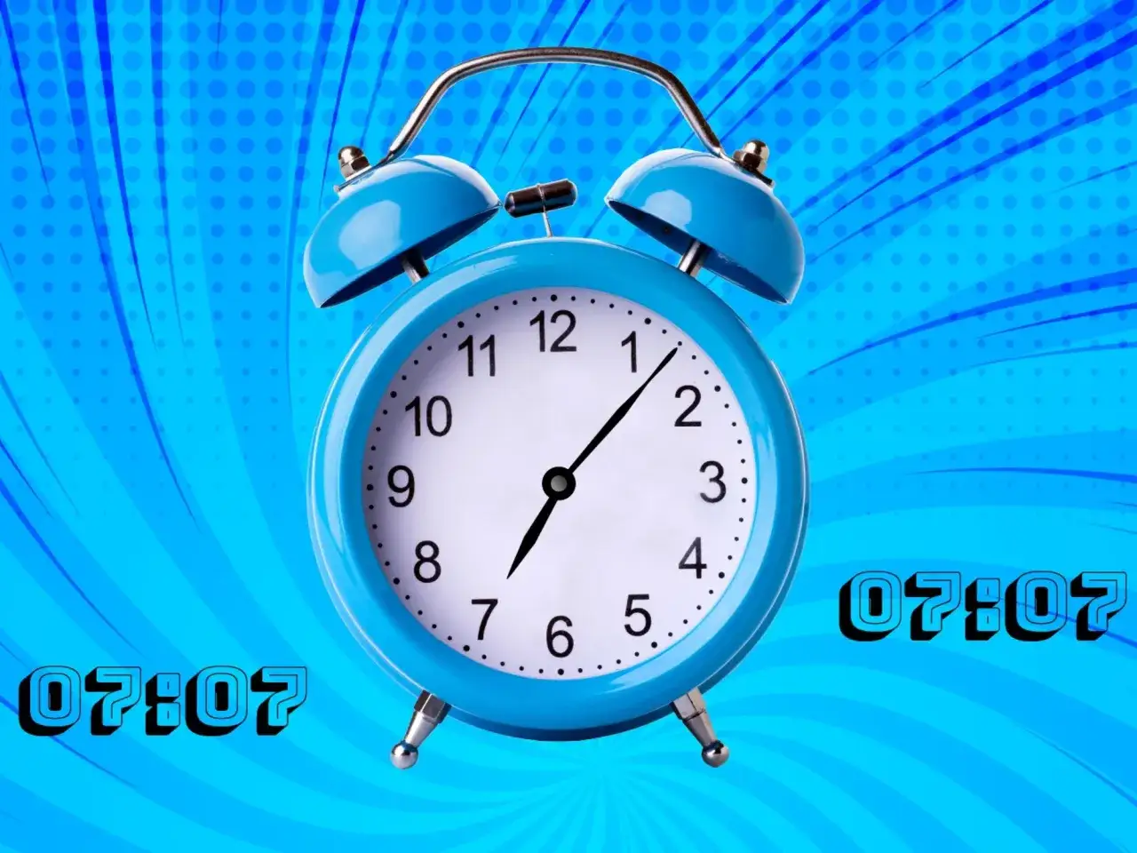 Reloj despertador azul con la hora espejo 07:07. El tiempo se detiene en este momento especial.