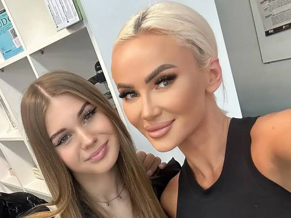 Uśmiechnięte Eliza Macudzińska i młoda dziewczyna pozują do selfie.
