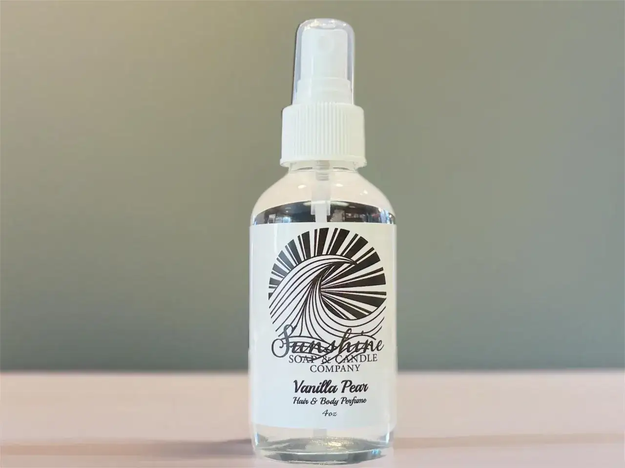 Perfum do włosów i ciała o zapachu wanilii i gruszki od Sunshine Soap & Candle Company.