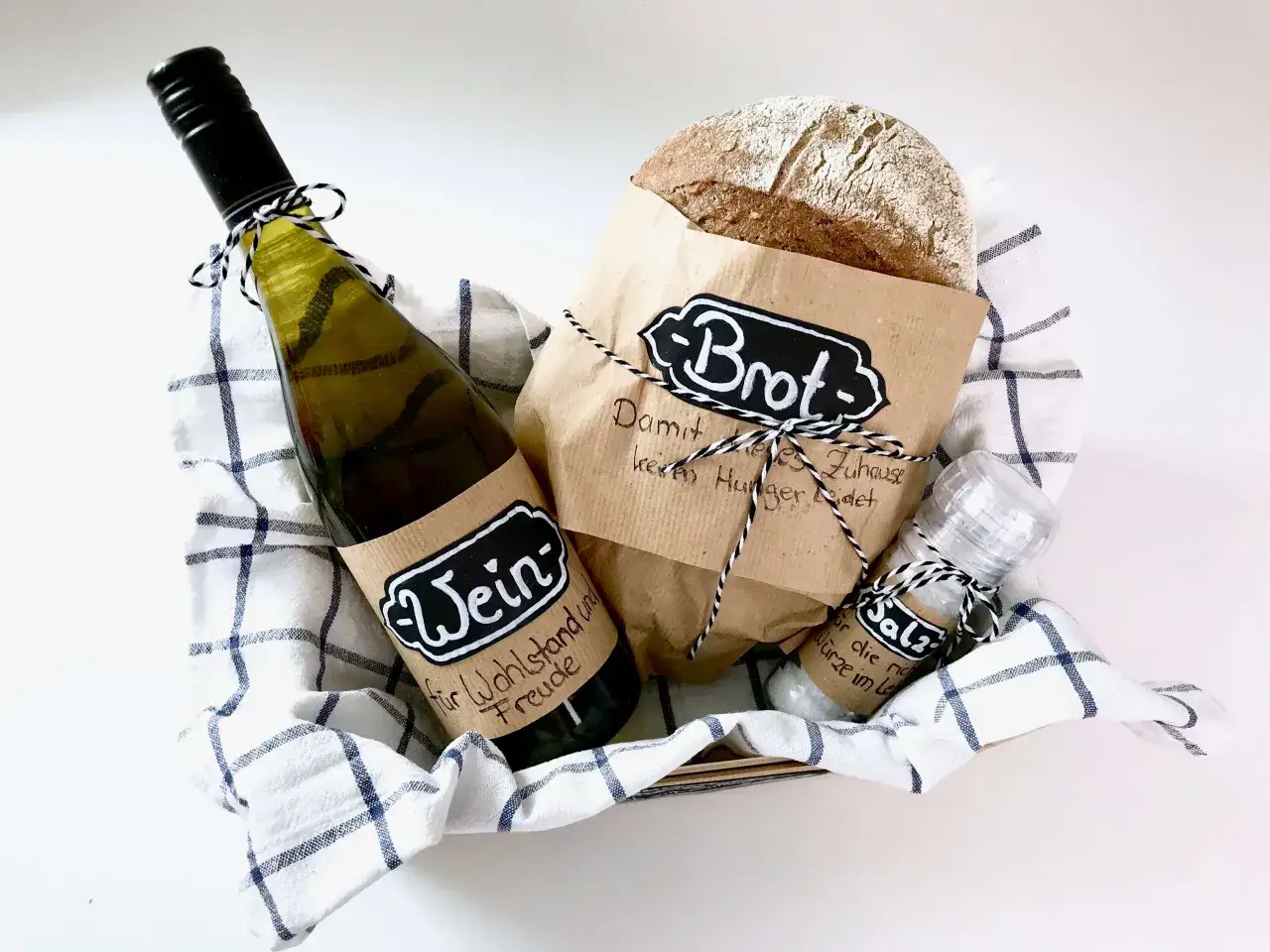 Korb mit Brot, Wein & Salz. Kostenlose Vorlage f&uuml;r Etiketten zum Drucken: 