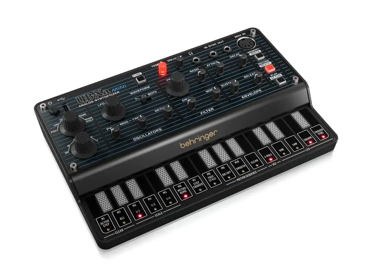 Czarny, kompaktowy syntezator Behringer UBXa Mini z licznymi pokrętłami i przyciskami, gotowy do tworzenia dźwięków.