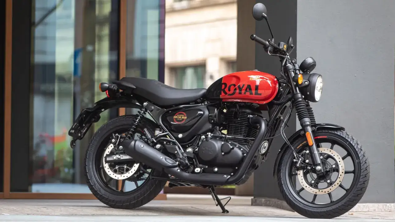 Royal Enfield Hunter 350, pronta a sfrecciare. La sua velocit&agrave; massima &egrave; un invito all'avventura.