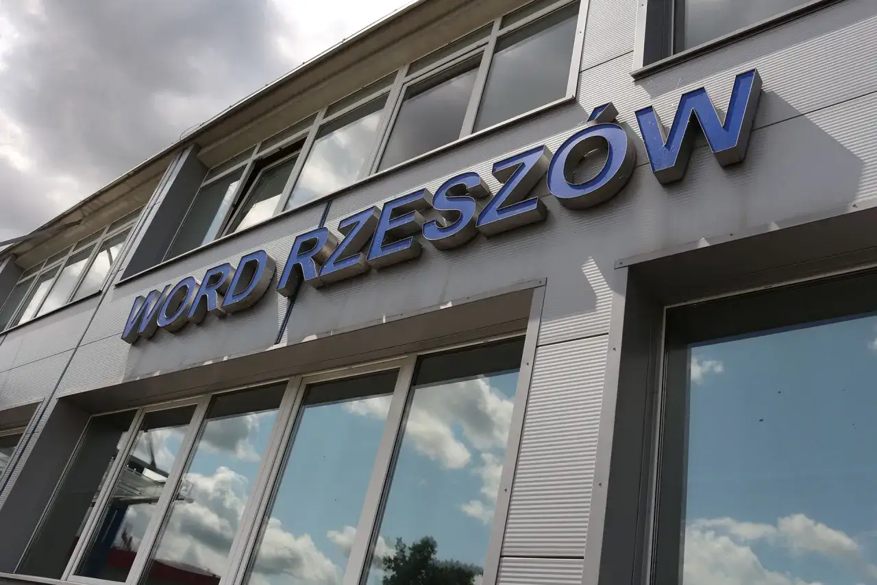 WORD logo i budynek