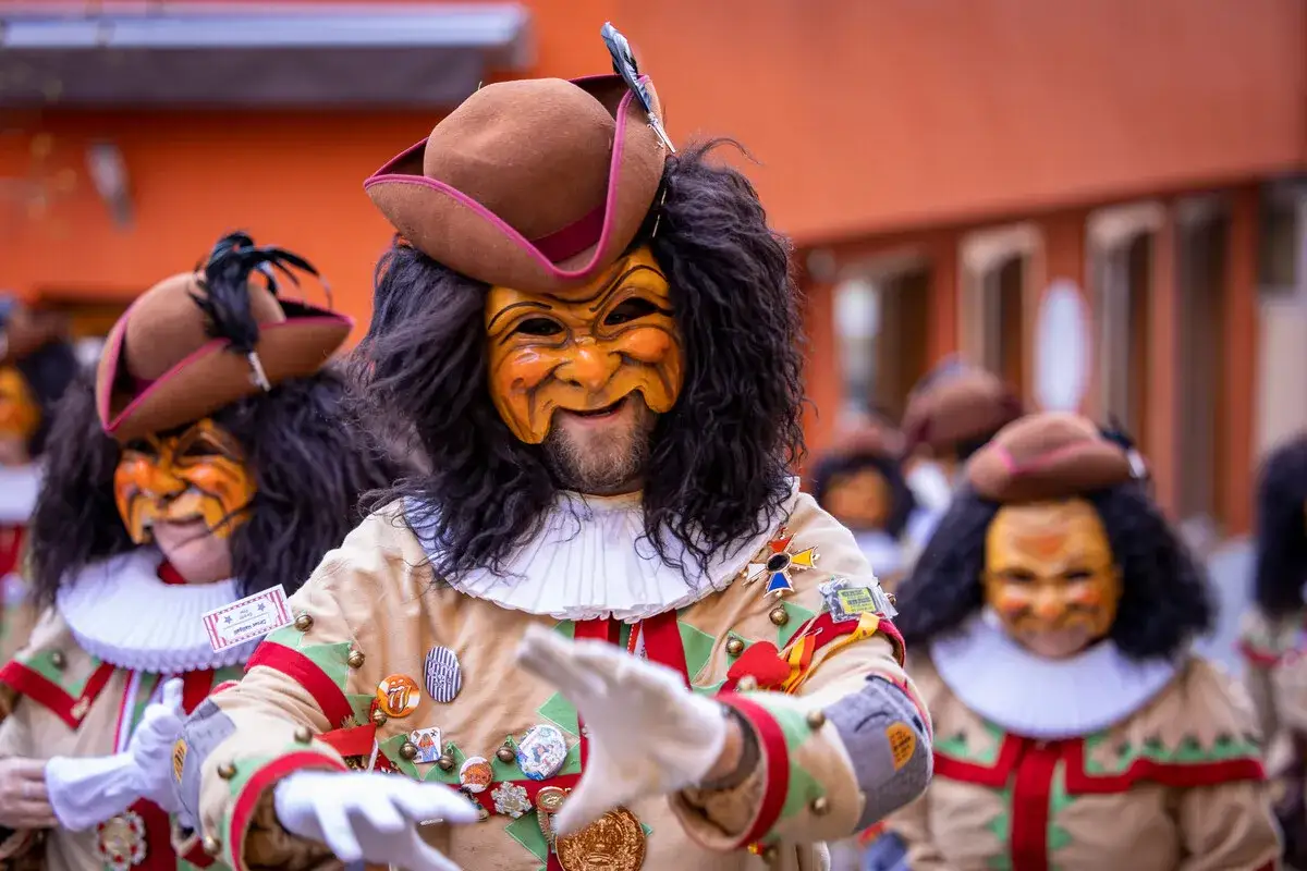 Narren mit Masken und H&uuml;ten bei Faschingsveranstaltungen im Bodenseekreis.