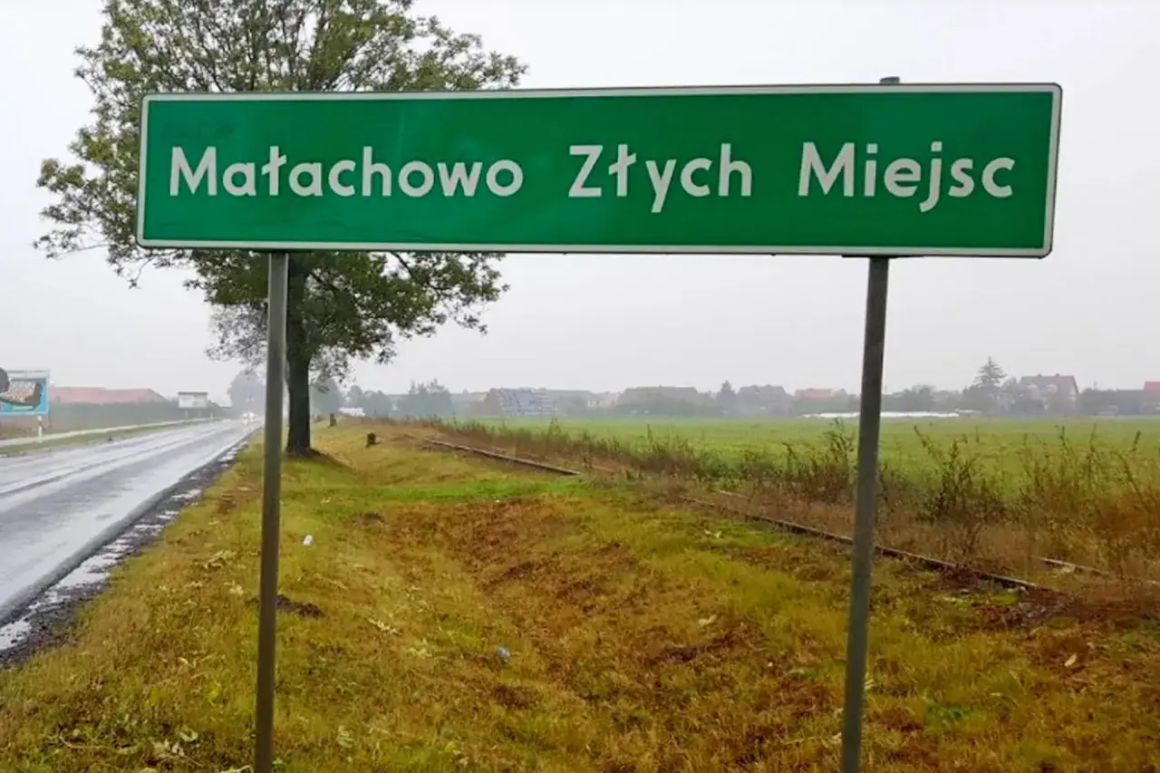 Zielony znak drogowy informuje o miejscowości Małachowo Złych Miejsc. Czyżby to początek przygody z zabawnymi nazwami miejscowości?
