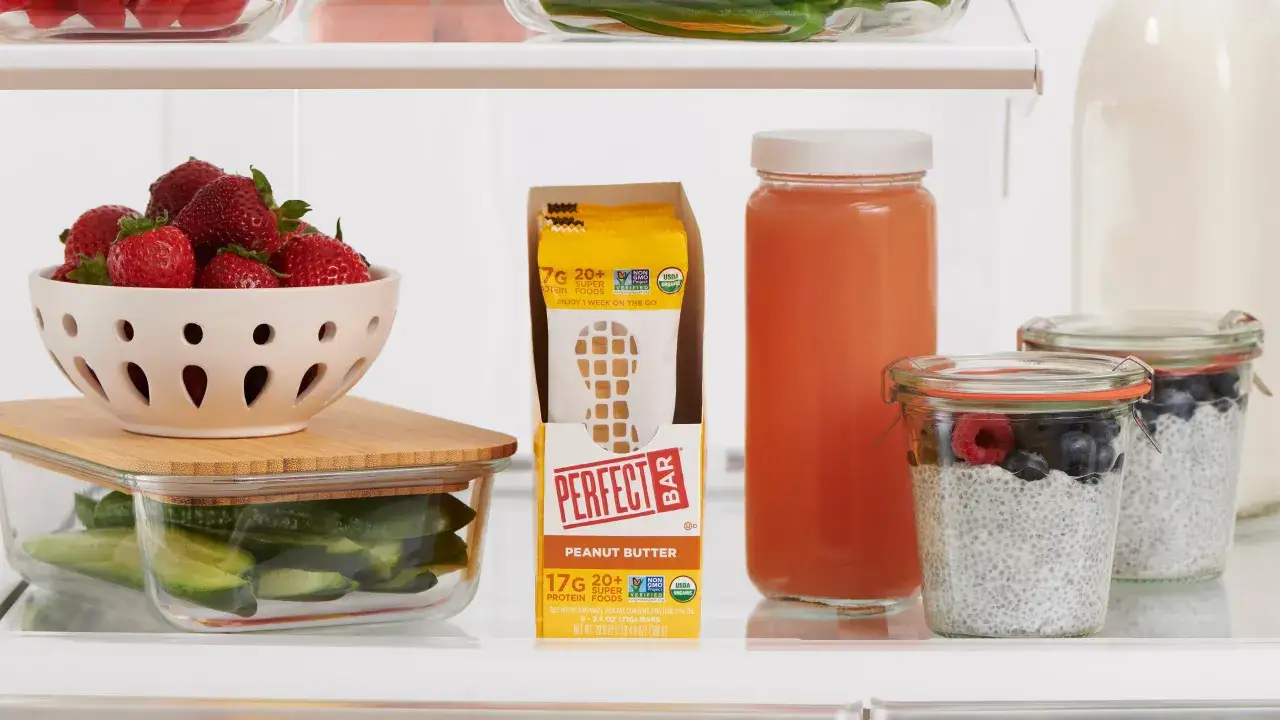 Perfekt mellanmål att ta med: jordgubbar, chiapudding med bär, juice och en proteinbar.