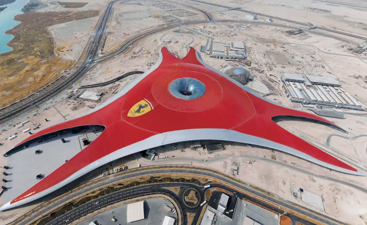 Ferrari World Abu Dhabi, jeden z głównych punktów, co zobaczyć w Abu Zabi, z czerwonym dachem i logo Ferrari.