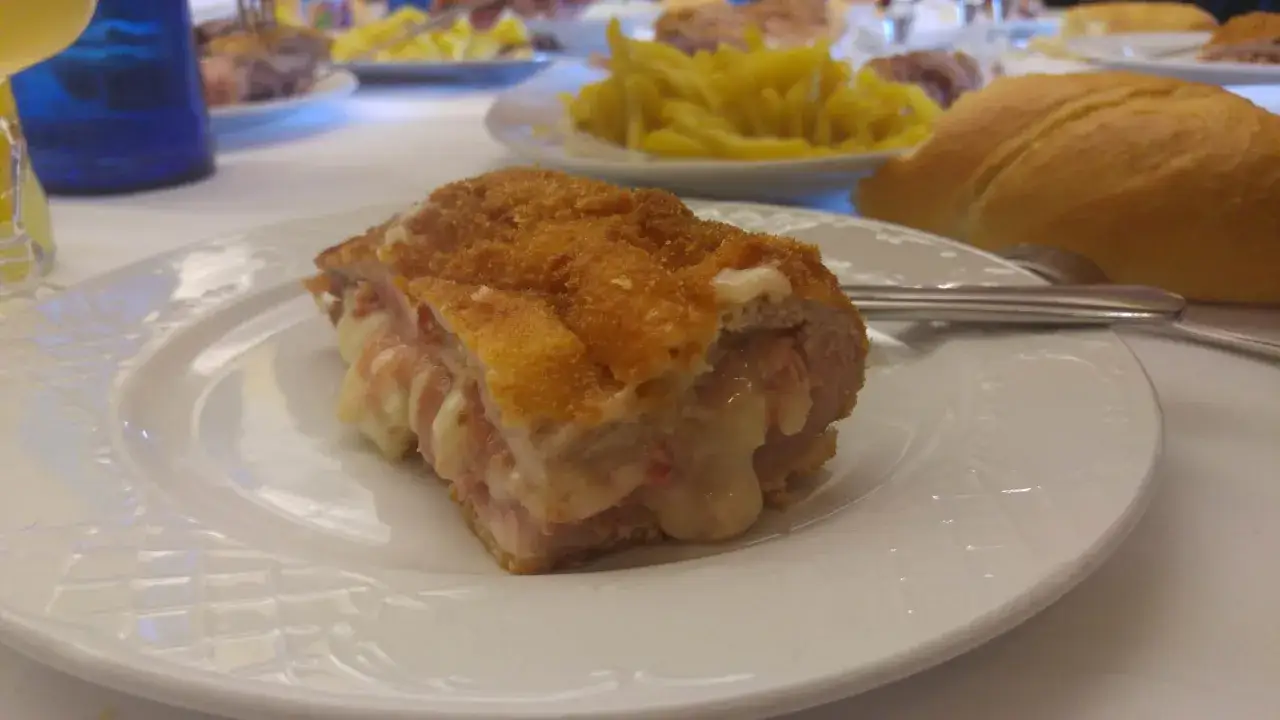 Plato de milanesa rellena de jamón y queso, ideal para leer las opiniones de bar restaurante Casa Goyo.