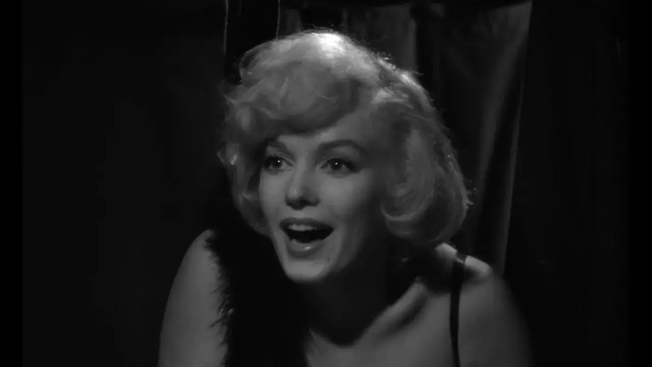 Marilyn Monroe z burzą blond włosów, uśmiechnięta, jakby właśnie usłyszała coś zabawnego. Pół żartem pół serio obsada, która zawsze potrafi rozbawić.