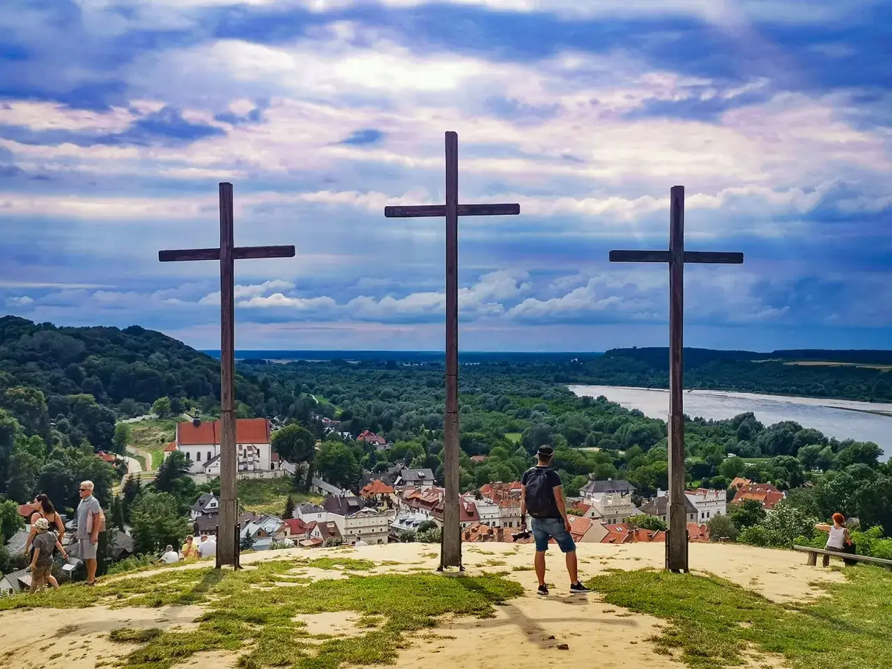 Trzy krzyże na wzg&oacute;rzu g&oacute;rują nad Kazimierzem Dolnym. Widok na miasto i Wisłę to obowiązkowy punkt zwiedzania.