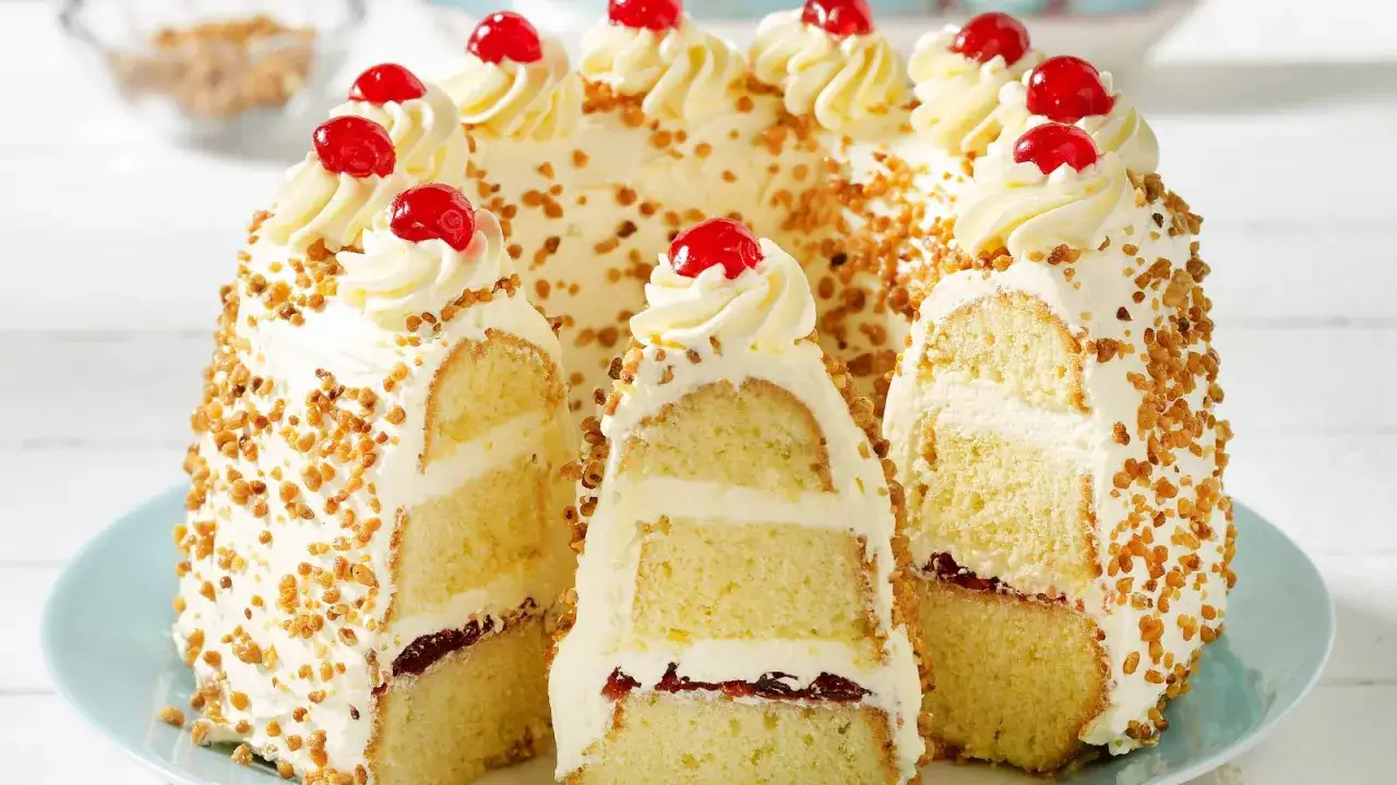 Ein k&ouml;stlicher Tortenklassiker, der an Omas beste Kuchen Rezepte erinnert. Cremig, mit N&uuml;ssen und Kirschen verziert.