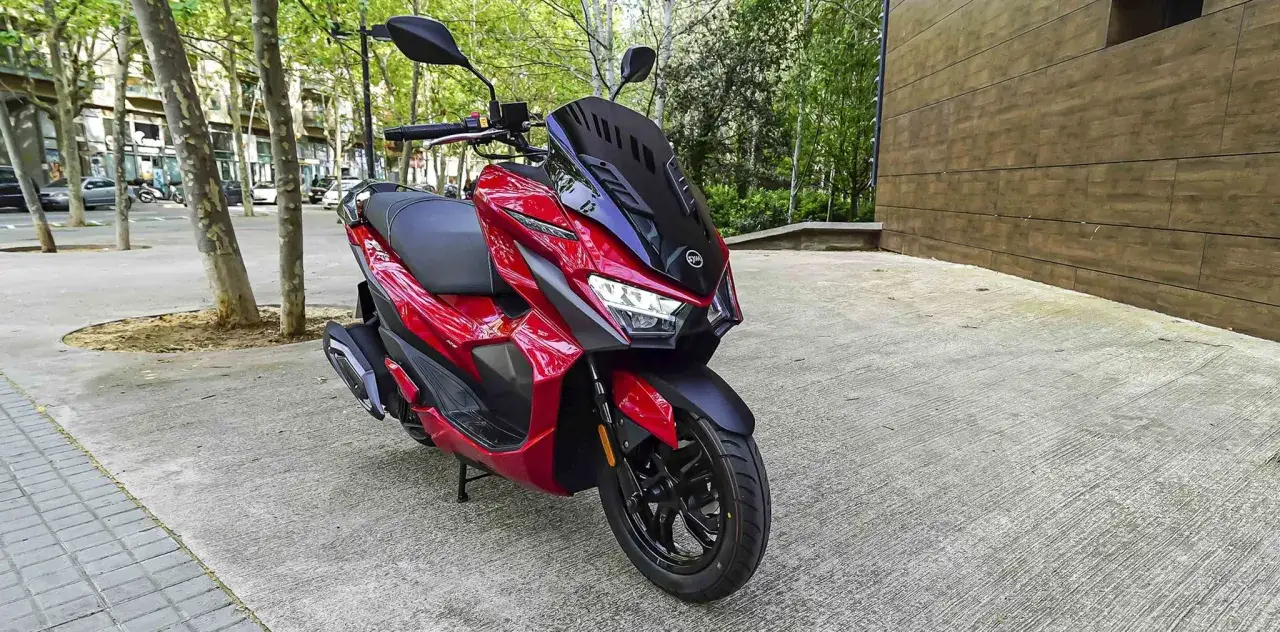 Scooter SYM Jet X 125 rojo, con dise&ntilde;o deportivo y moderno. Ideal para la ciudad, sus opiniones destacan su agilidad.